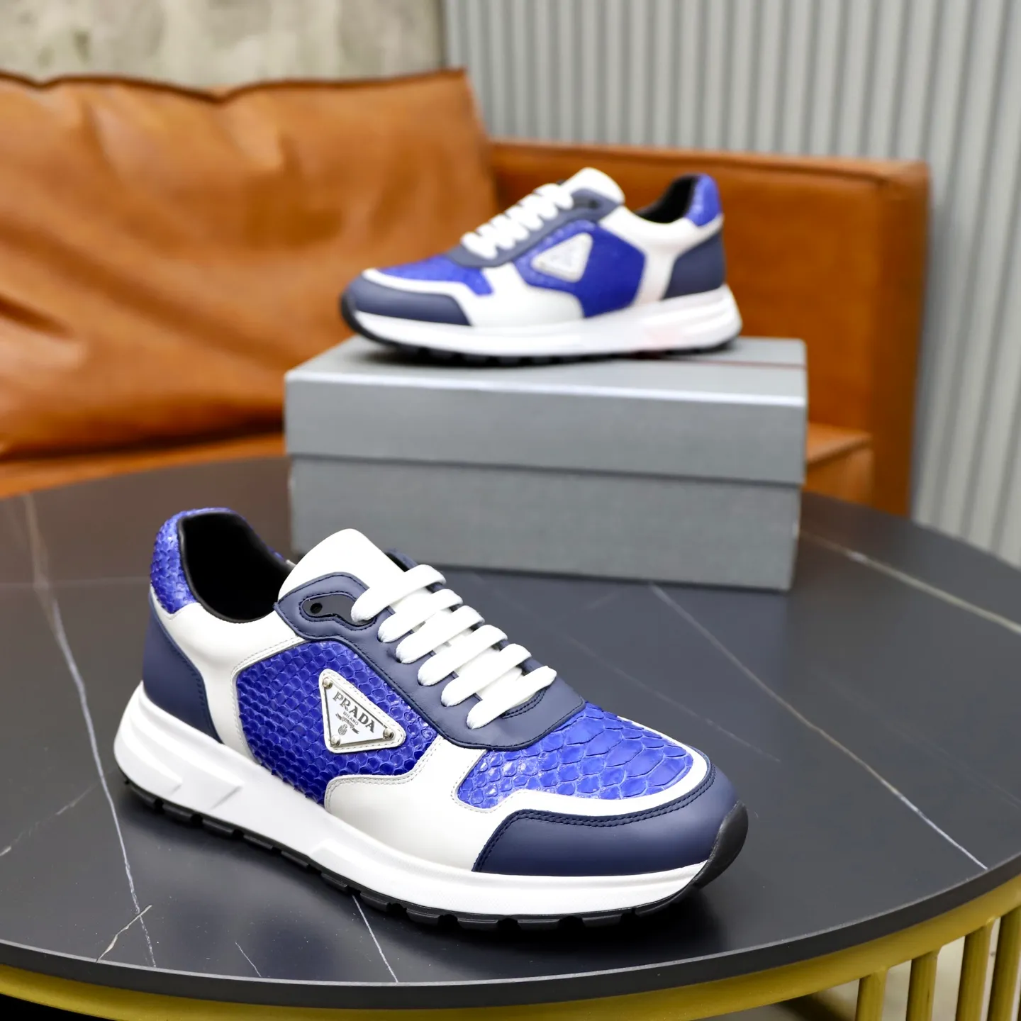 Factory price: 600💰Cow leather lining Brand: PRADA (Prada) Standard code: Men's size 38/44 (45 can be customized) Grade: Same as the official website Material: Original cowhide splicing imported cowhide lining Original combination two-color wear-resistant soft outsole Style category: Leisure and sports version Young fashion European and American trend British style Color: Real picture color